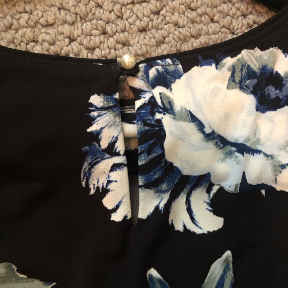 EUC Karl Lagerfeld 3/4 length sleeve top size small - Picture 9 of 9